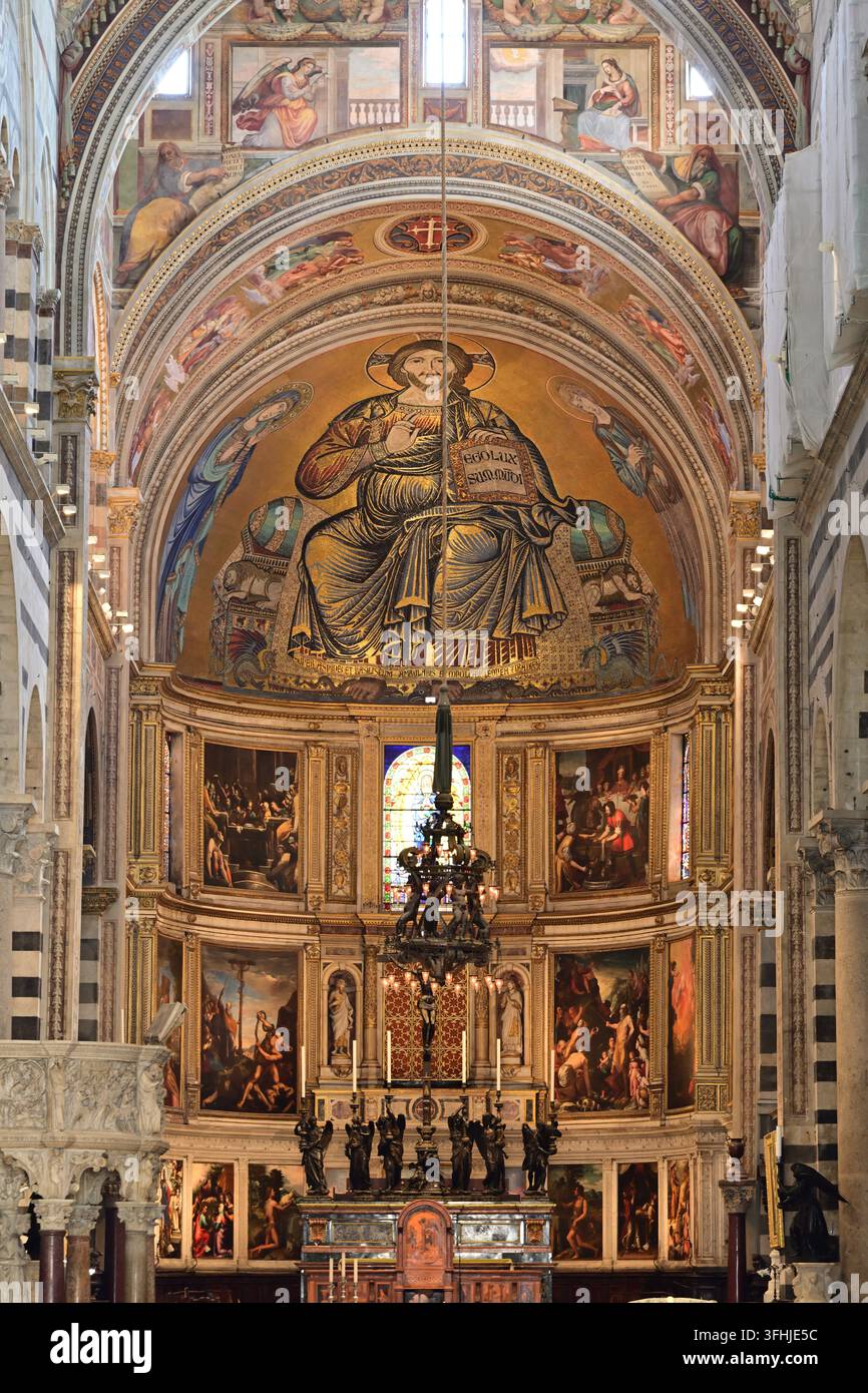 Mosaico dell'abside della cattedrale ornato sopra un altare dorato e dei lampadari Foto Stock