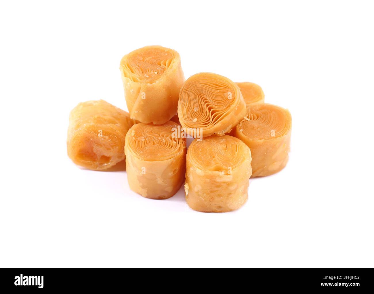 Kourkoubinia, dolci greci tradizionali natalizi, su sfondo bianco. Sono piccoli rotoli di baklava ripieni di noci e immersi nel miele Foto Stock