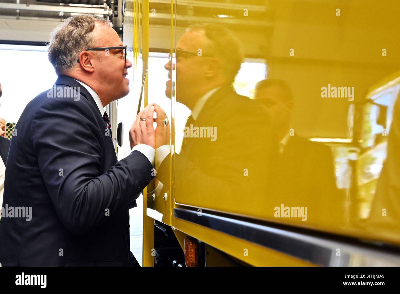 Saalfeld, Germania. 17 set, 2026. Mario Voigt (CDU), Presidente del Consiglio della Turingia, ispeziona una dragra di aspirazione durante una visita alla RSP GmbH & Co. KG. Il tour distrettuale è a tema ·Sulla strada nel cuore verde della Germania· e porta il Presidente del Consiglio nella provincia di Saalfeld-Rudolstadt quel giorno. Credit: Martin Schutt/dpa/Alamy Live News Foto Stock