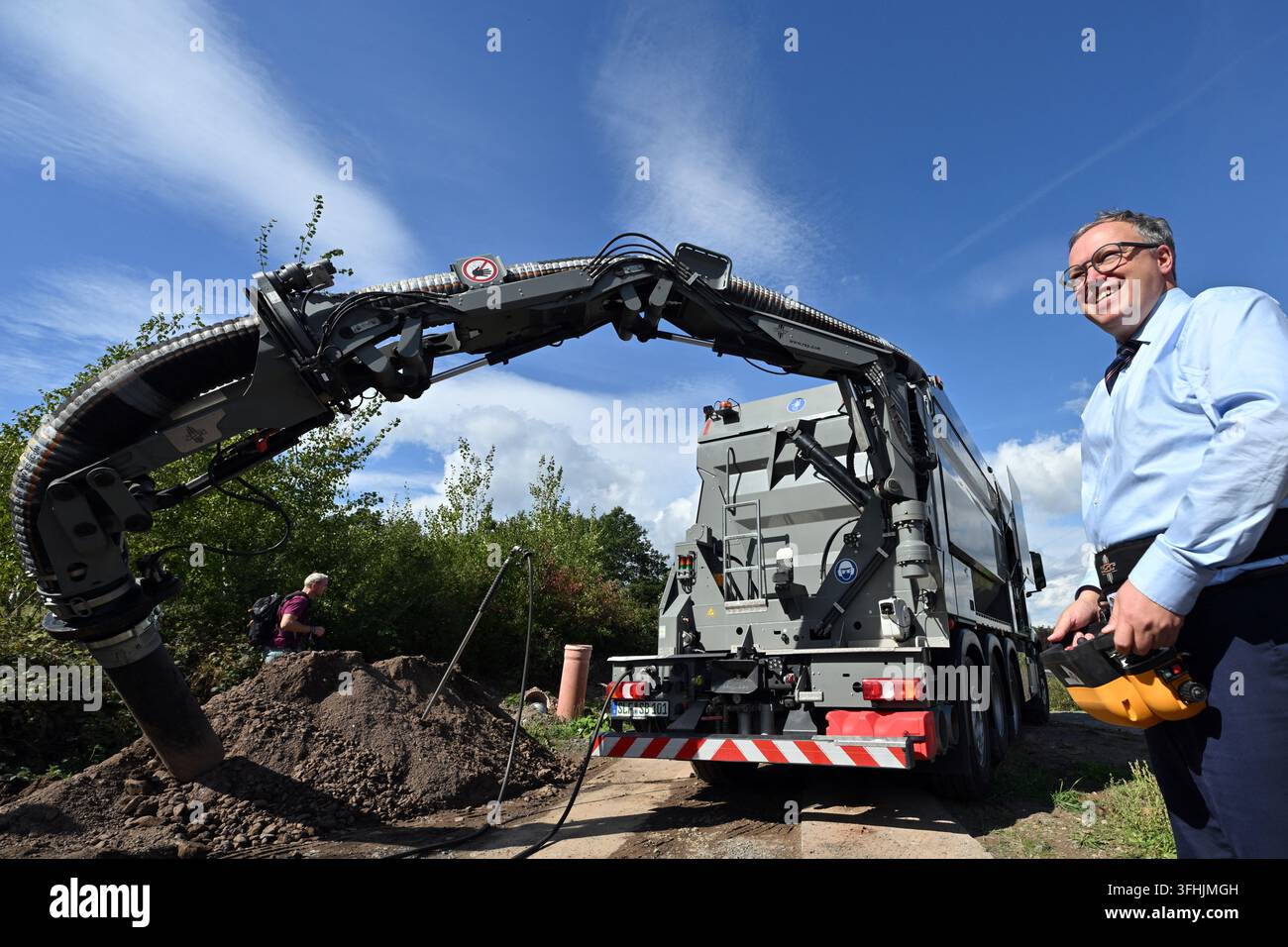 Saalfeld, Germania. 17 set, 2026. Mario Voigt (CDU), Presidente del Ministro della Turingia, gestisce una draga di aspirazione durante una visita a RSP GmbH & Co. KG. La cosiddetta tour del distretto è a tema ·Sulla strada nel cuore verde della Germania· e porta il Presidente del Ministro nel circondario di Saalfeld-Rudolstadt quel giorno. Credit: Martin Schutt/dpa/Alamy Live News Foto Stock