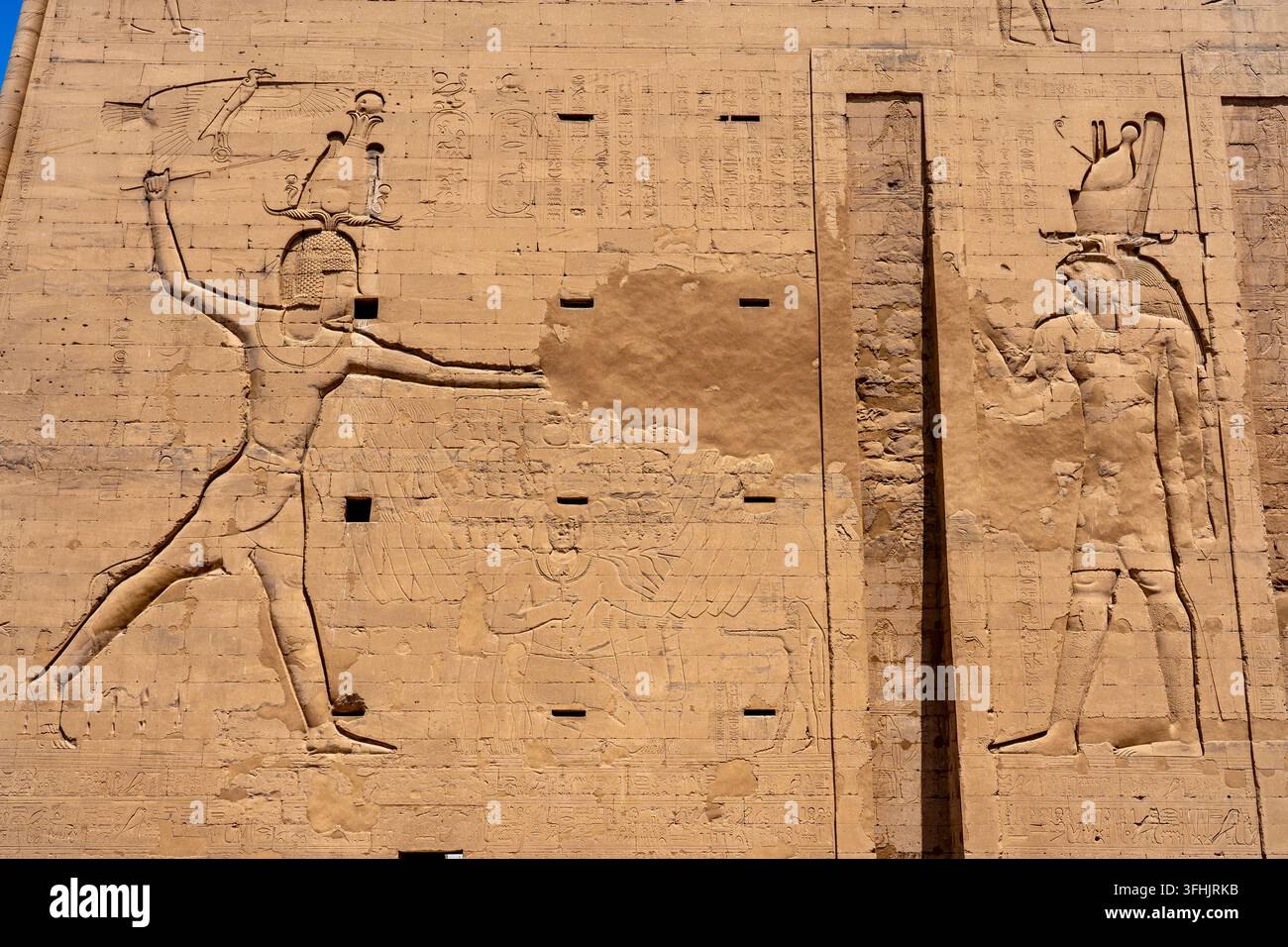 Una delle scene classiche della propaganda reale egiziana: il trionfo del faraone che abbatte i nemici dell'Egitto davanti agli dei. Tempio di Horus Foto Stock