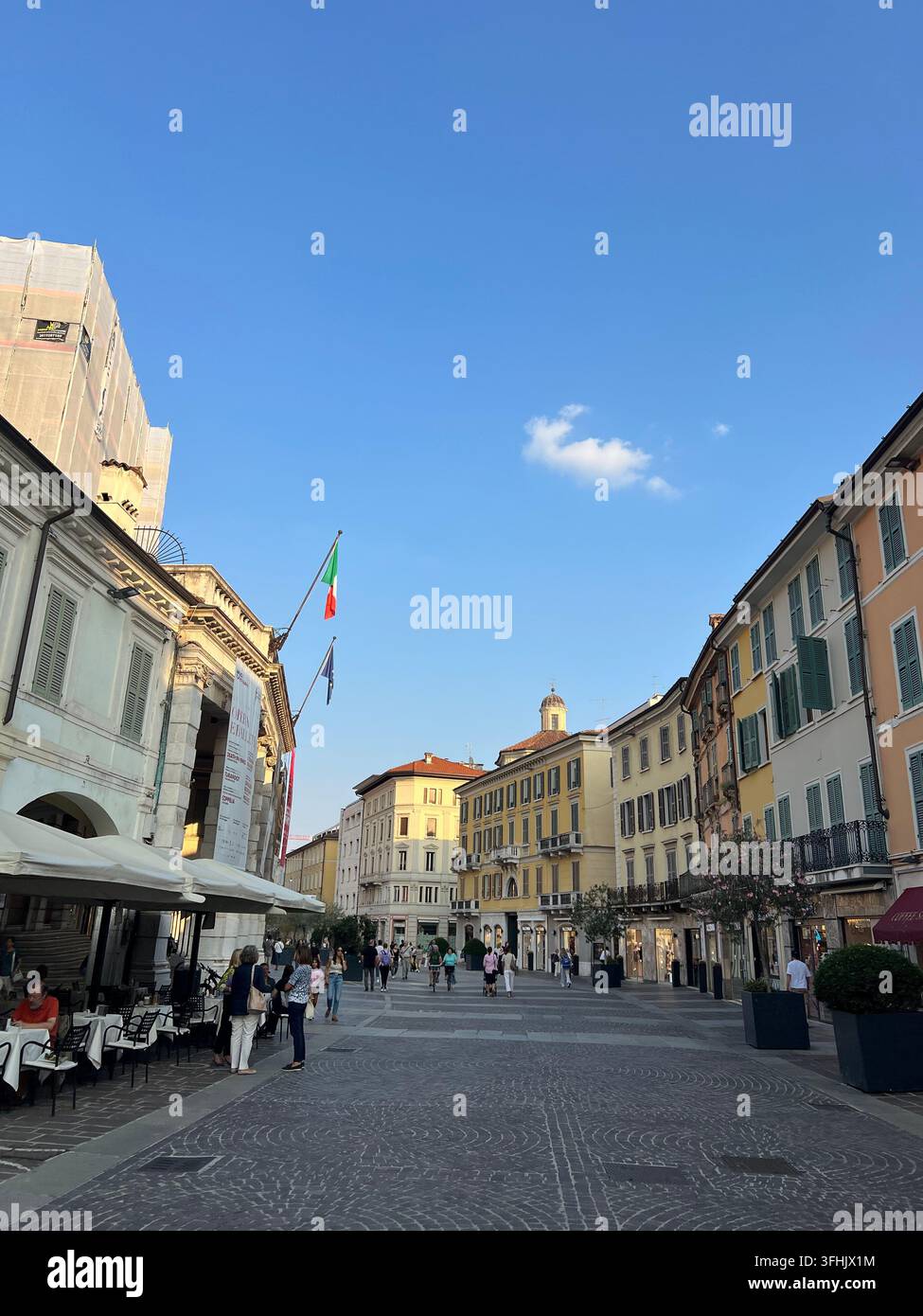 Via dello shopping con negozi al dettaglio e facciate di edifici a Brescia, Italia - Immagine stock catturata con smartphone