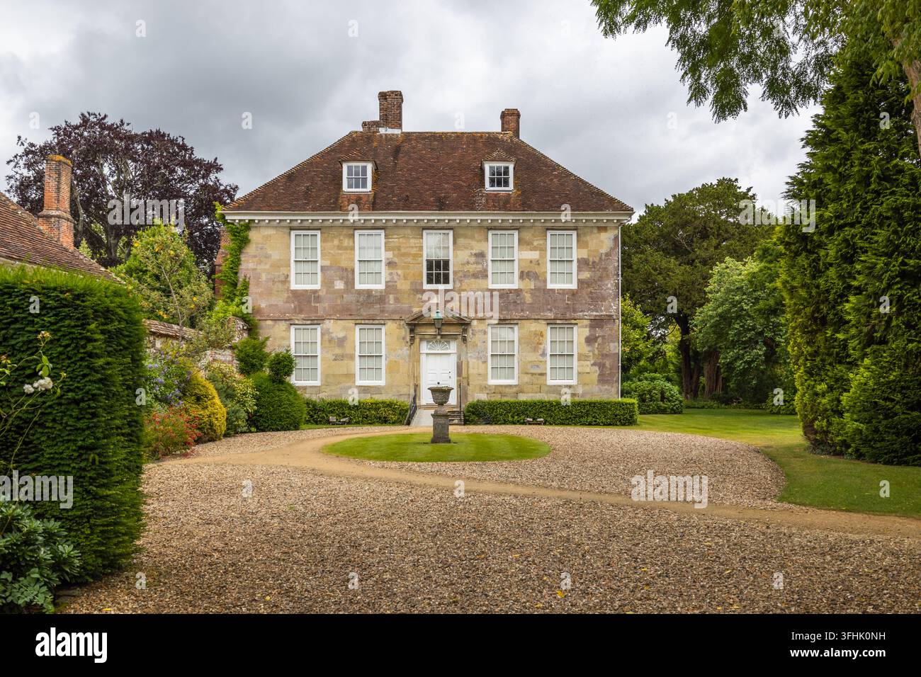 Maniero tradizionale inglese con vialetto di ghiaia Foto Stock