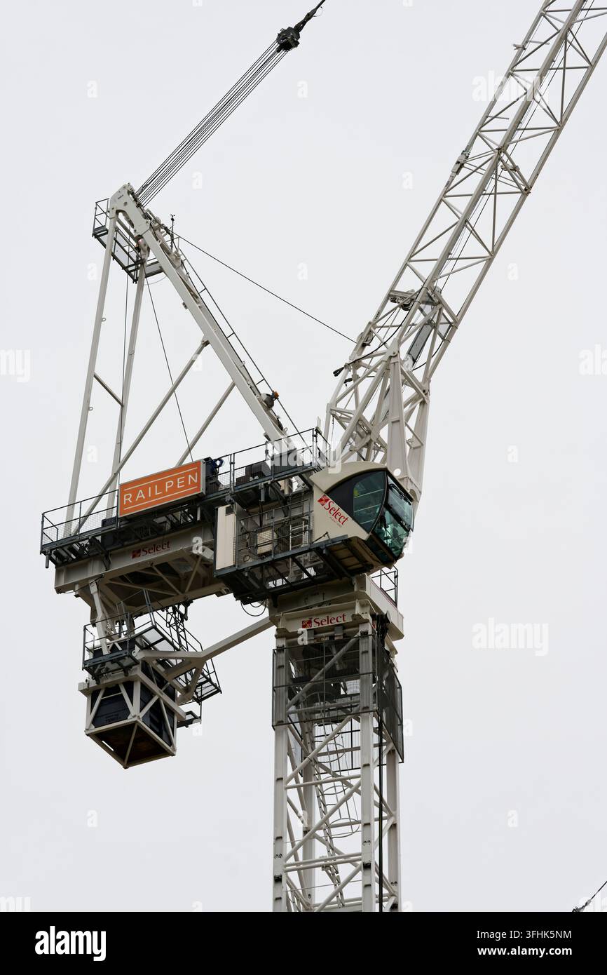 Grande gru torre che costruisce nuovi sviluppi, simboleggiando crescita ed espansione urbana a Cambridge Foto Stock