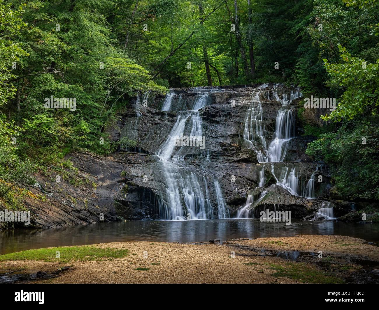 Cascata di 30 piedi a Cane Creek su Cane Creek nei terreni del Glisson Camp and Retreat Center a Dahlonega, Georgia, USA Foto Stock