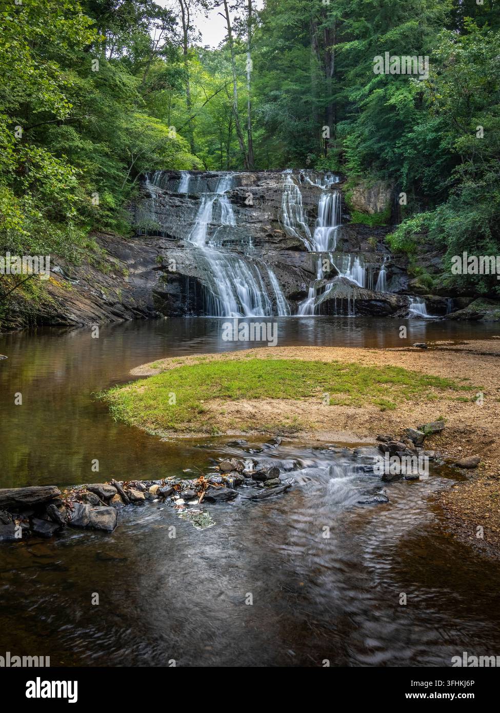 Cascata di 30 piedi sul Cane Creek nei terreni del Glisson Camp and Retreat Center a Dahlonega, Georgia, USA Foto Stock