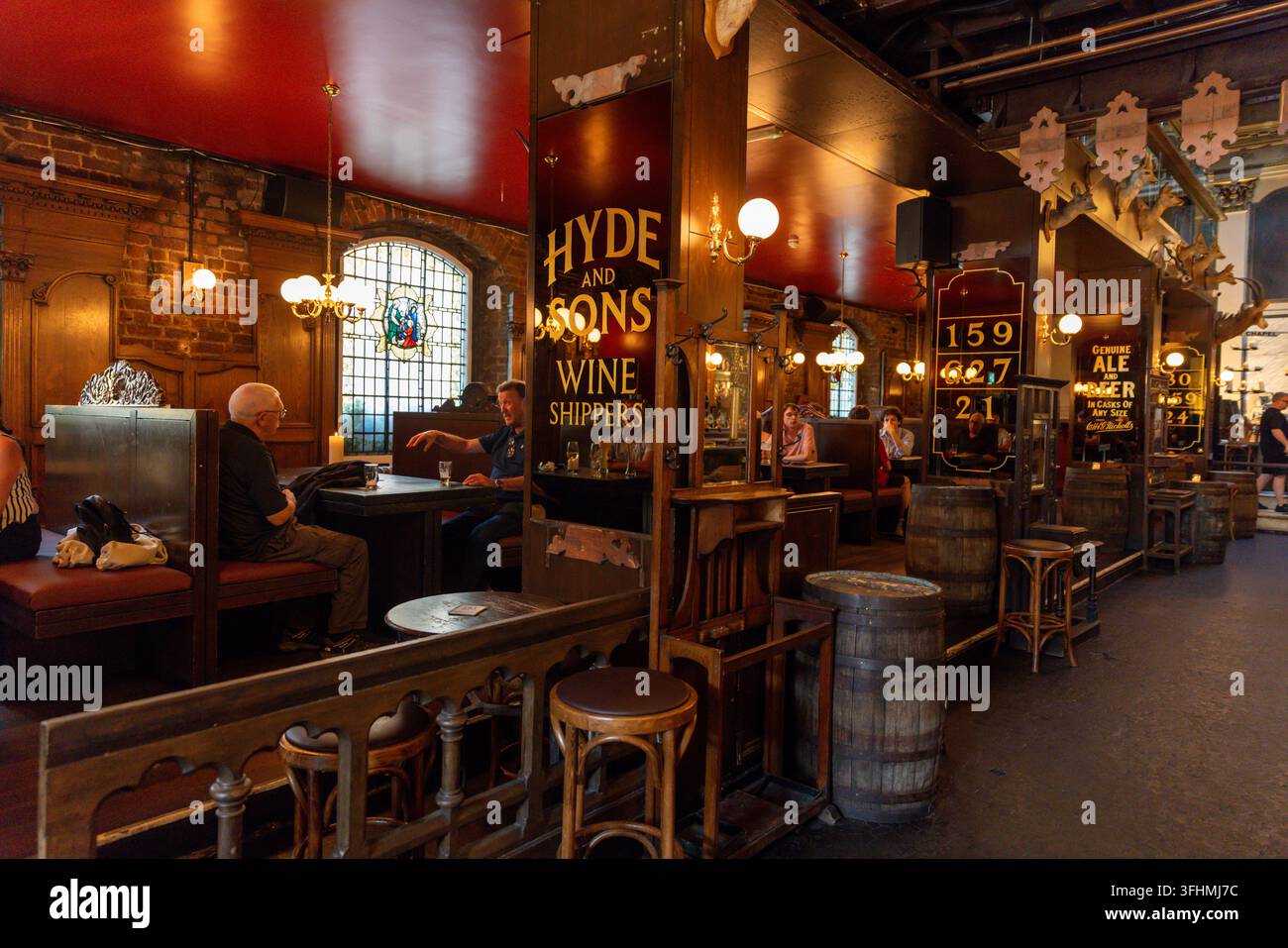 Interno del St. Peter's Tavern che mostra l'altare originale e le vetrate a Liverpool, Regno Unito Foto Stock