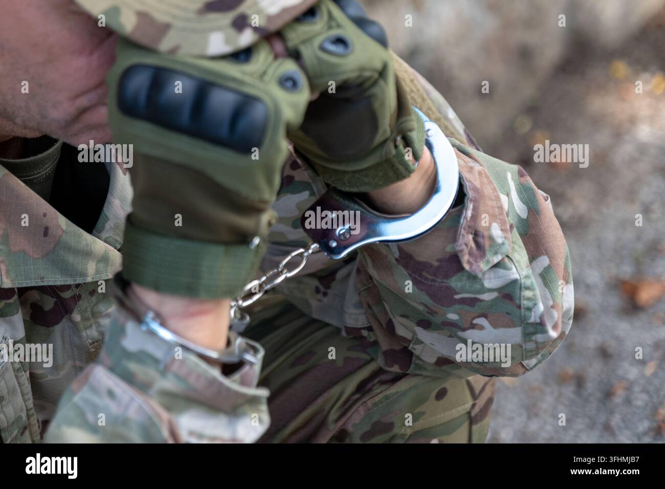 Prima di mani militari ammanettate che rappresentano controspionaggio, spionaggio, arresto, indagine e concetti di sicurezza Foto Stock
