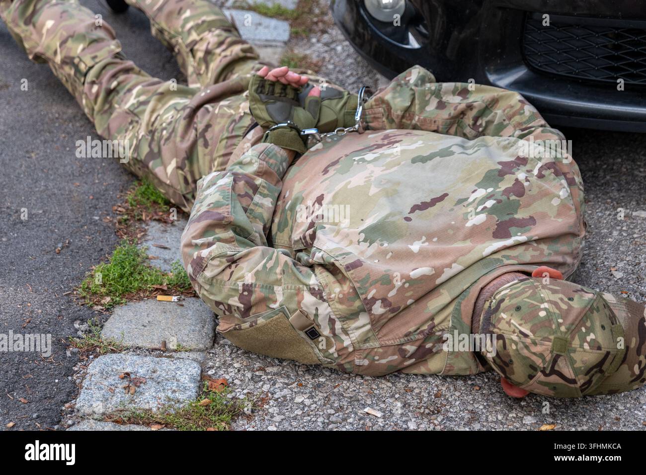 Agente militare detenuto in manette dopo un'operazione di intelligence. Foto Stock