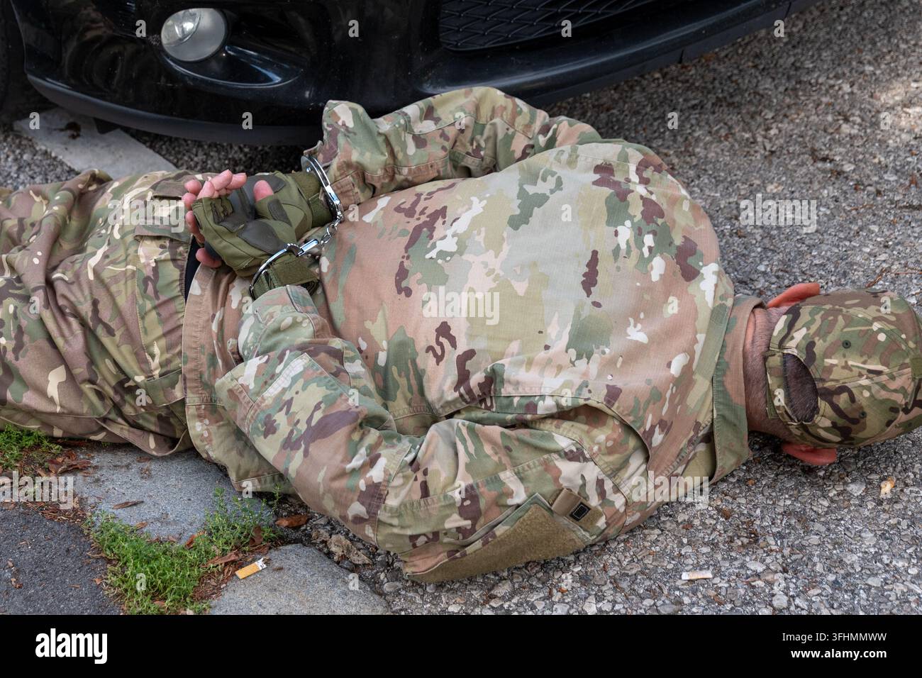 Scena concettuale di polizia militare e servizi di controspionaggio che arrestano una persona sospettata di spionaggio Foto Stock