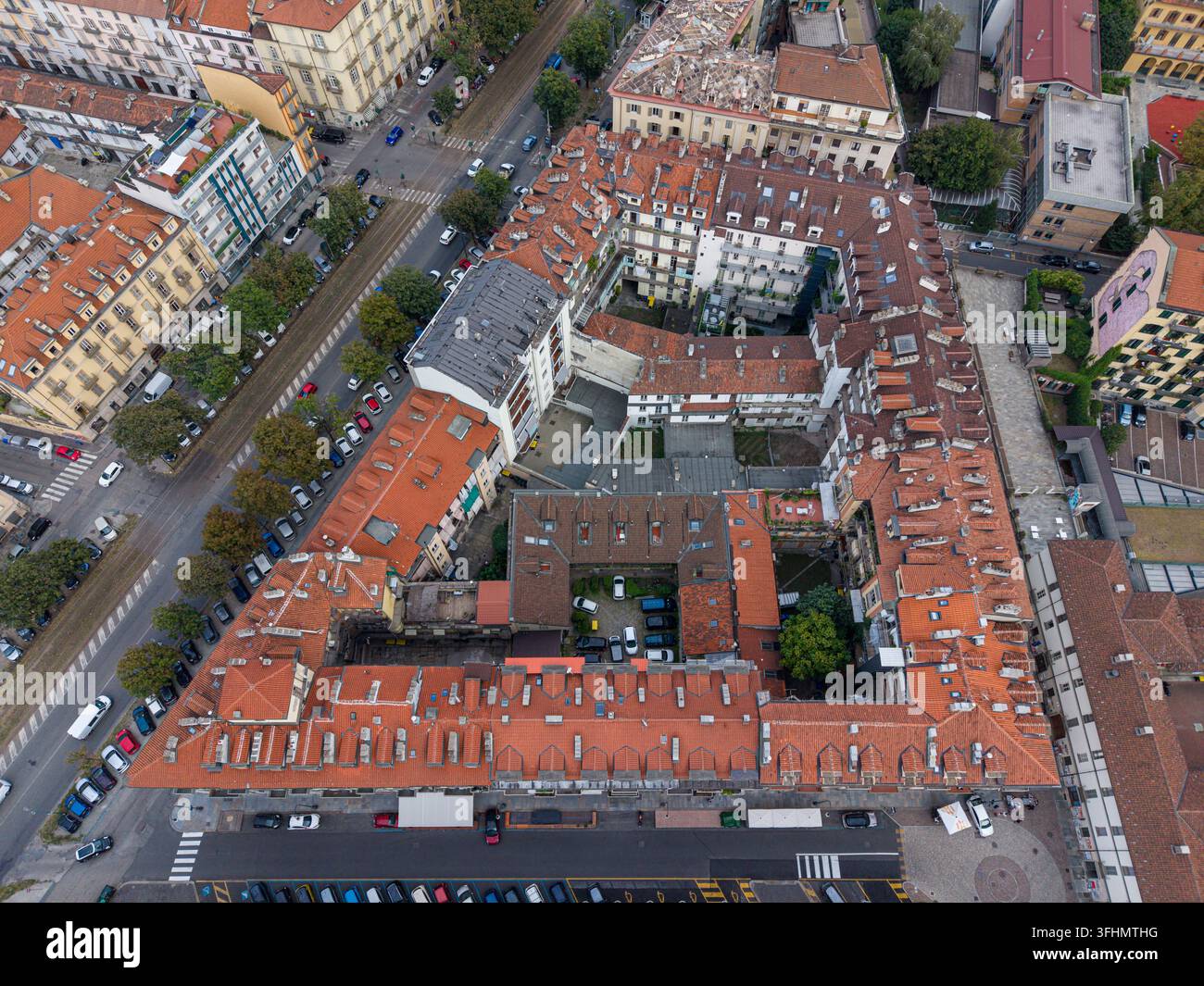 Vista aerea dell'architettura urbana storica con densi blocchi residenziali dotati di tetti in terracotta, cortili interni e strade circostanti Foto Stock