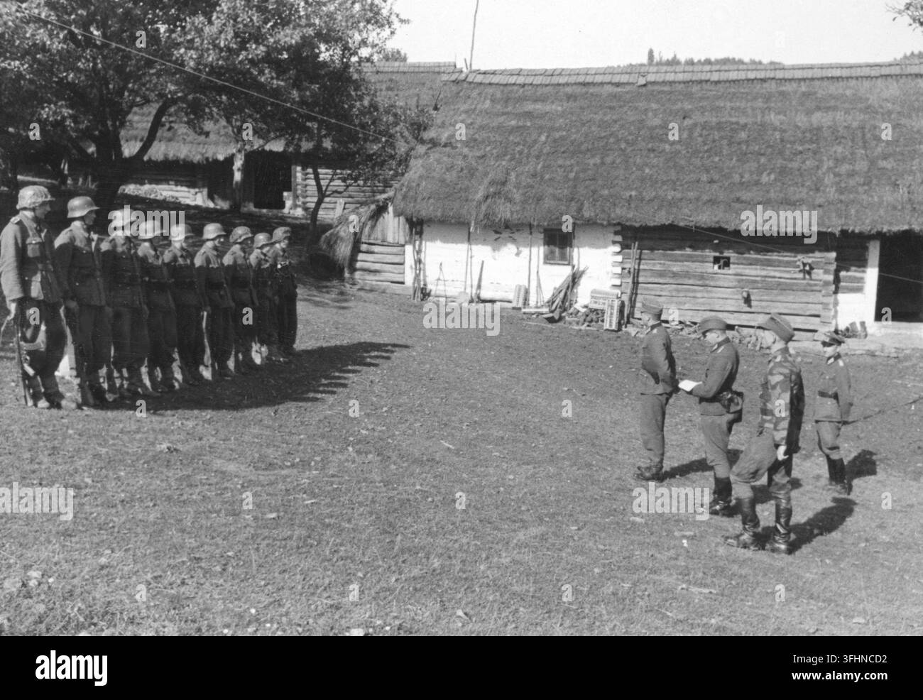 Truppe tedesche nella regione a ovest di Krosno, 26 settembre 1944, dove un comandante di battaglione si rivolge ai soldati riuniti, dopo aver loro conferito distintivi d'assalto della fanteria, con un soldato armato di un fucile Sturmgewehr Stg.44. Foto Stock