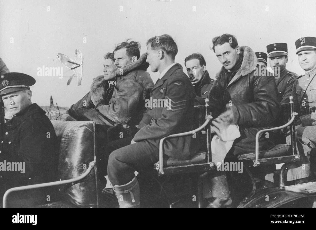 L'equipaggio di un aereo britannico scortato dalla polizia portoghese dall'aeroporto di Portal de Secavom vicino a Lisbona, novembre 1941. Foto Stock