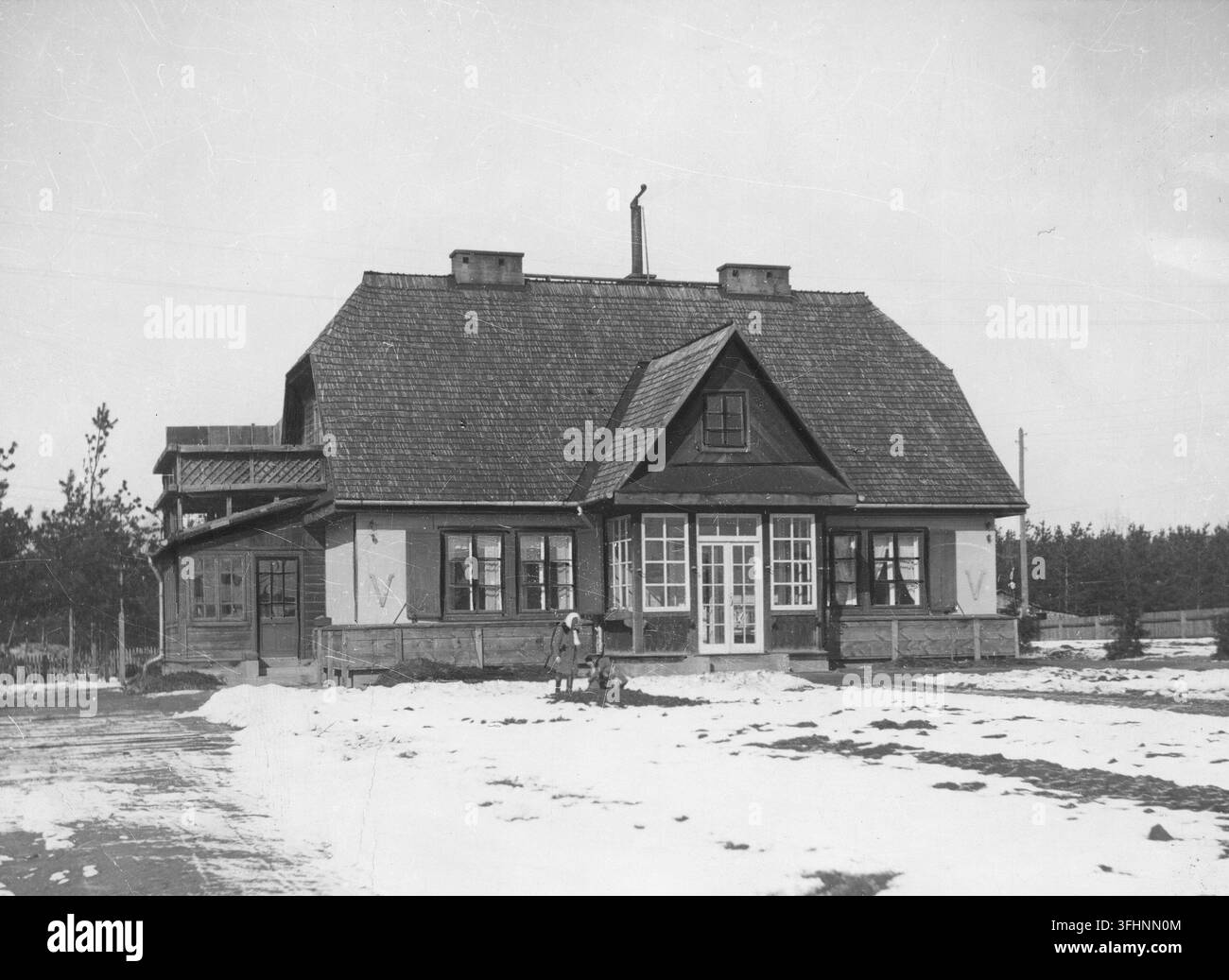 Zawadówka, una casa del guardaboschi, in un paesaggio invernale, marzo 1944. Foto Stock