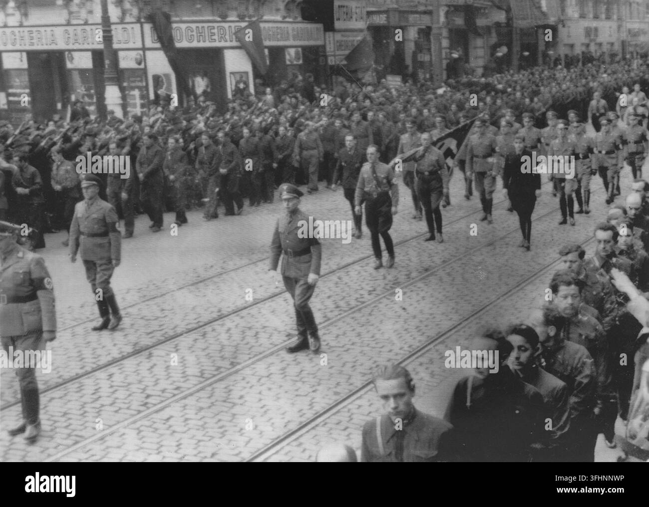 Una delegazione tedesca con un portabandiera marcia in una processione funebre per Corneliu Codreanu e i suoi compagni attraverso le strade di Bucarest, 30 novembre 1940, con la partecipazione di residenti di Bucarest. Foto Stock