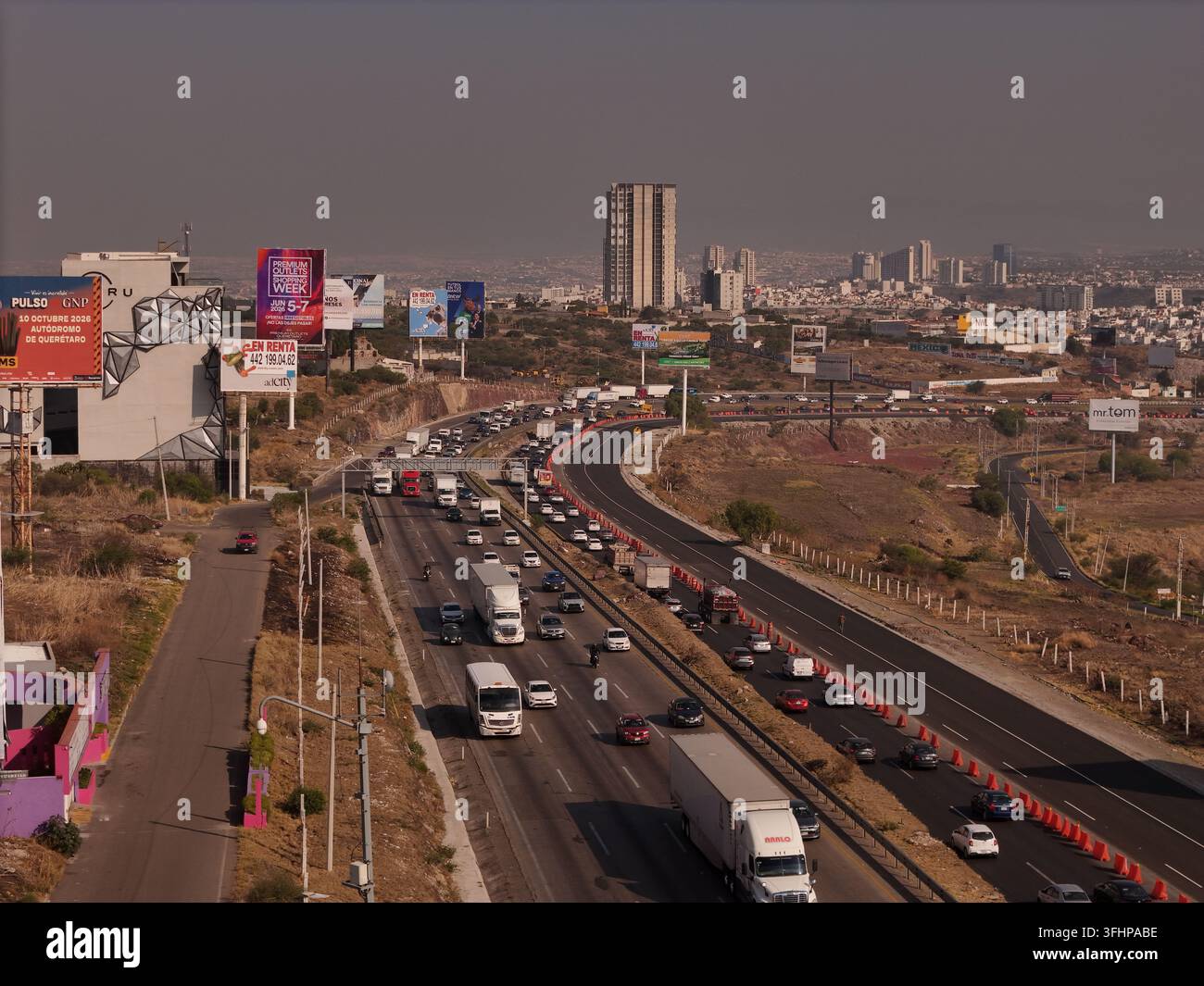 Santiago de Queretaro, Queretaro, Messico - 14 settembre 2026: Veduta aerea della strada federale messicana 57 con traffico intenso, cartelloni pubblicitari e terreno urbano Foto Stock