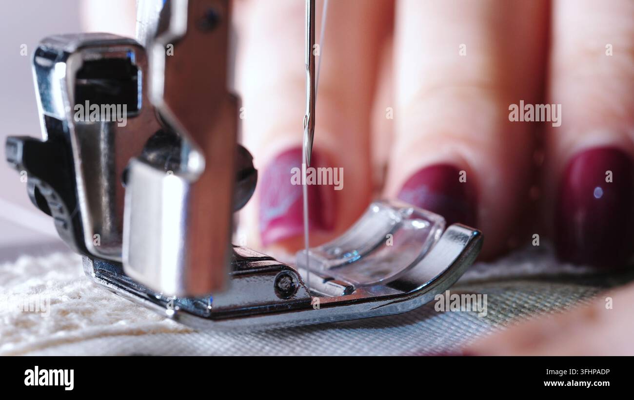 Prima vista di una macchina da cucire che mostra il processo. Articolo di abbigliamento, stile vintage. processo di cucitura nella fase di sovracucitura. Tailo Foto Stock