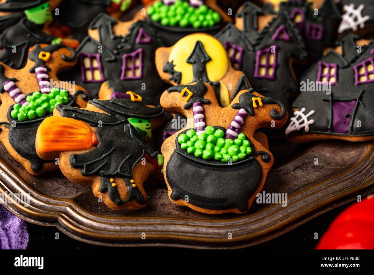 Biscotti di Halloween spaventosi a forma di strega, calderone e inquietante magione infestata Foto Stock