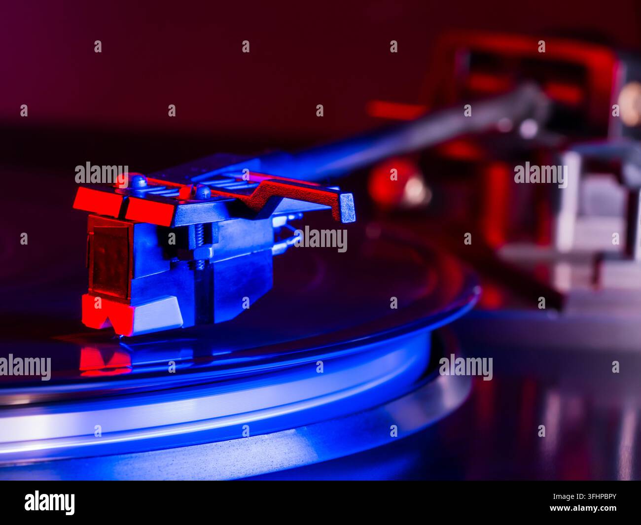 Foto vintage di un vecchio grammofono che riproduce musica. Luce al neon. Cinemagraph, lettore di vinili retrò. Disco sul giradischi. Top v Foto Stock
