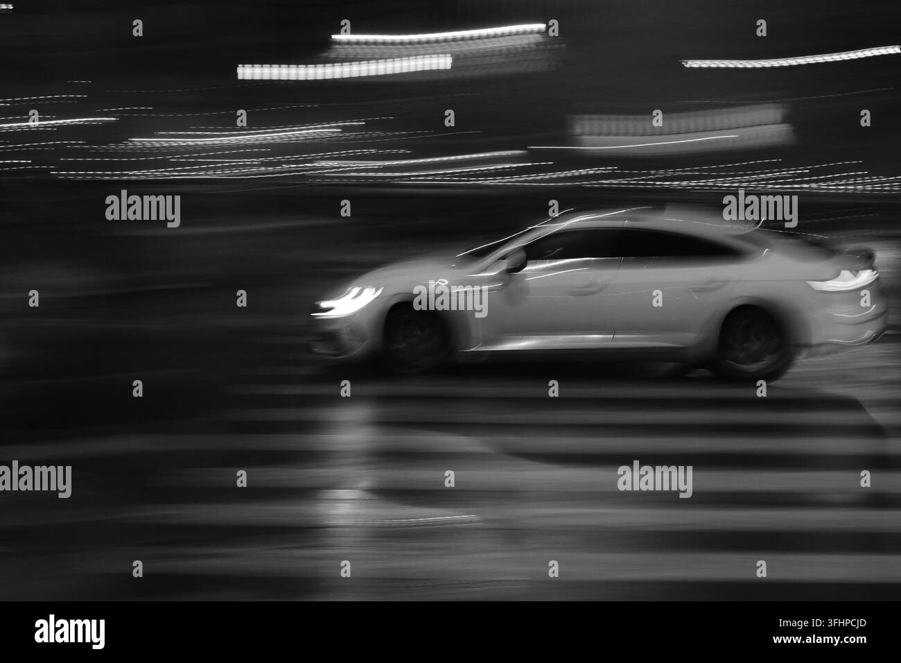 Auto che passa nella città di notte Foto Stock