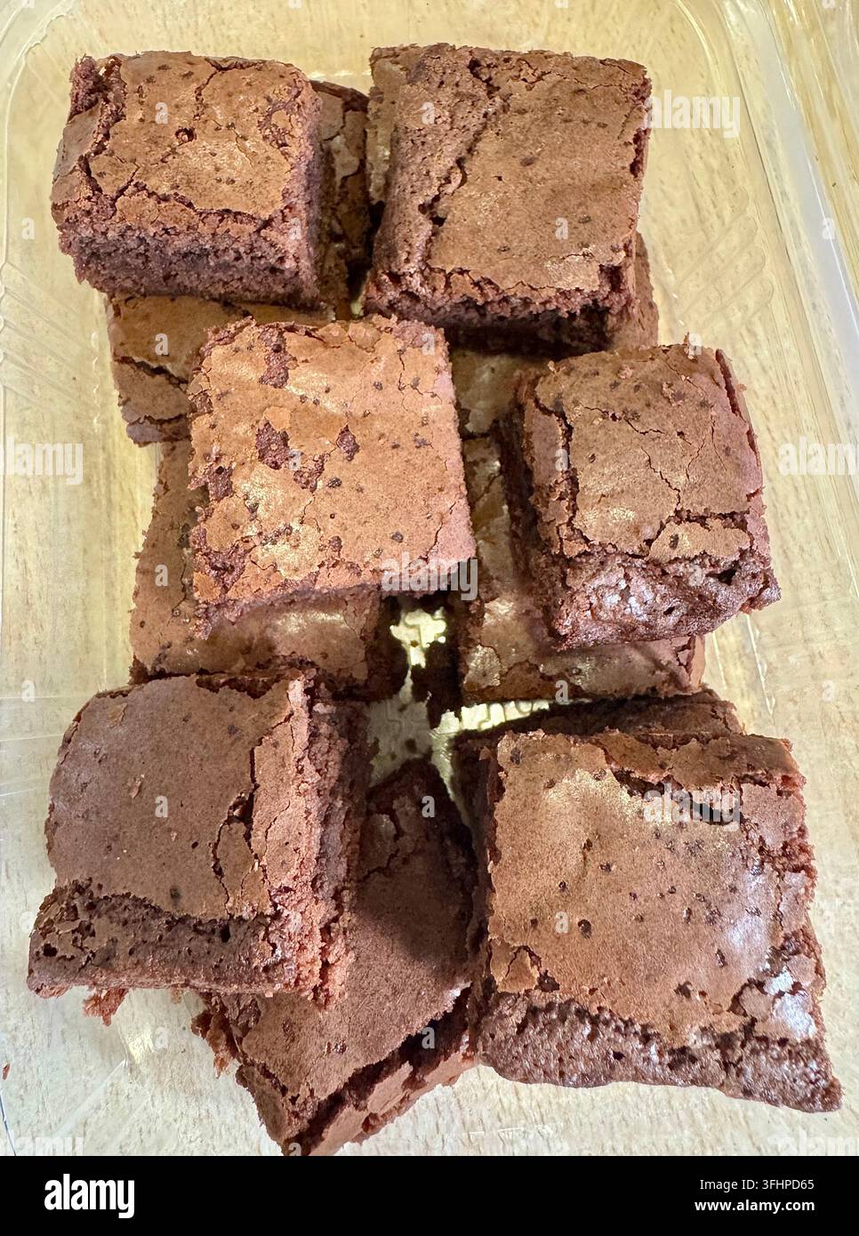 Brownies proteici al cioccolato fatti in casa impilati in un contenitore di vetro per la conservazione. Foto Stock
