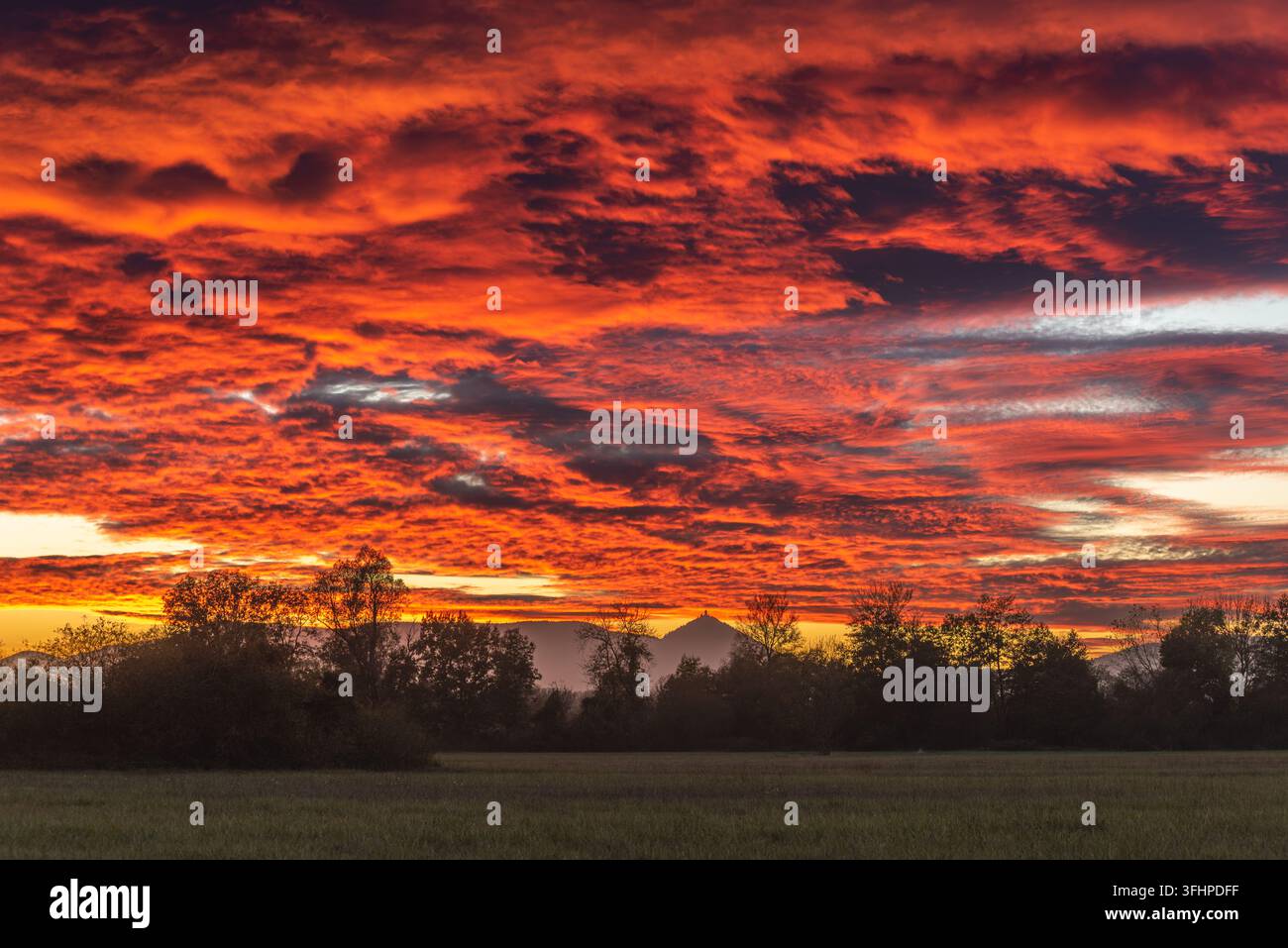 Bellissimo cielo luminoso sopra la pianura al tramonto. Foto Stock