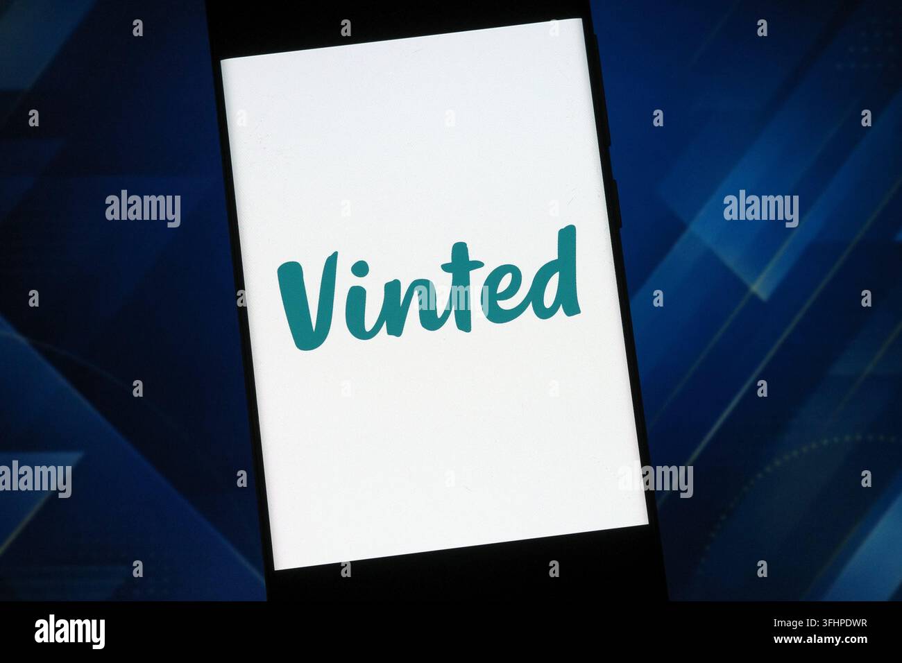 Logo Vinted visualizzato sullo schermo di uno smartphone. Vinted è una piattaforma di mercato online per l'acquisto e la vendita di prodotti usati. Foto Stock