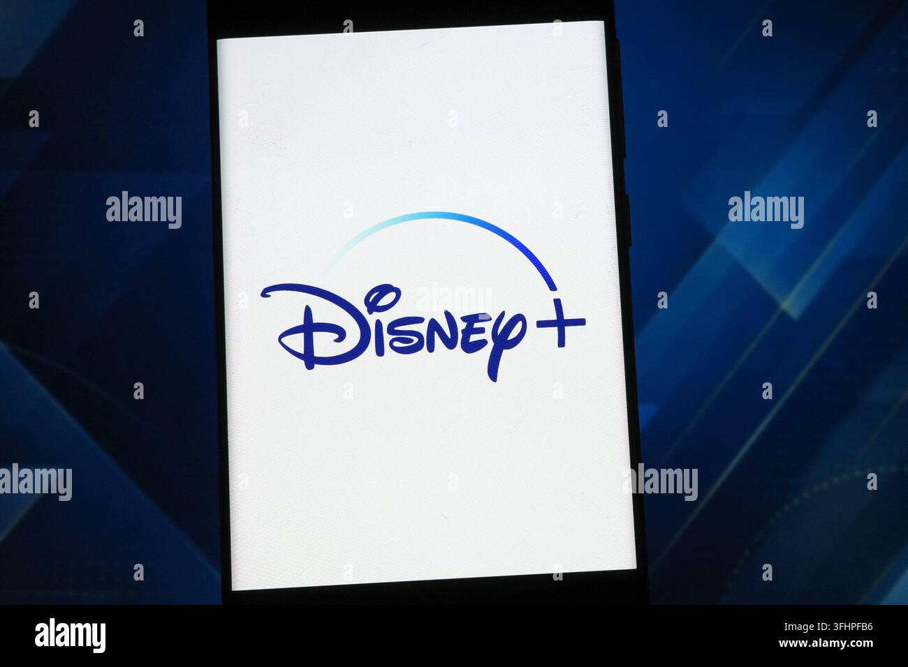 Logo Disney+ visualizzato sullo schermo di uno smartphone. Disney+ è un servizio di streaming gestito da The Walt Disney Company. Foto Stock
