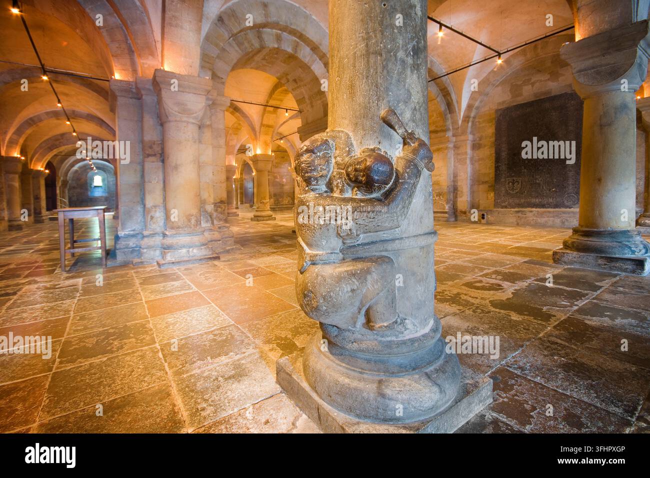 Figura misteriosa su una colonna nella cripta della cattedrale di Lund, Svezia Foto Stock