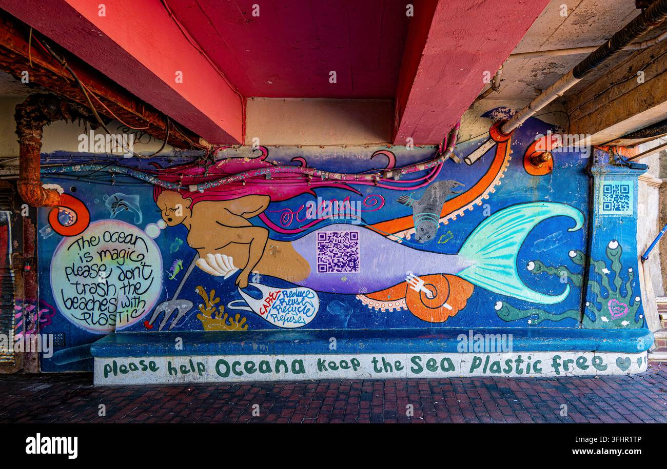 Aiutate Oceana a mantenere il mare privo di plastica: murale sotto il molo di Eastbourne Foto Stock