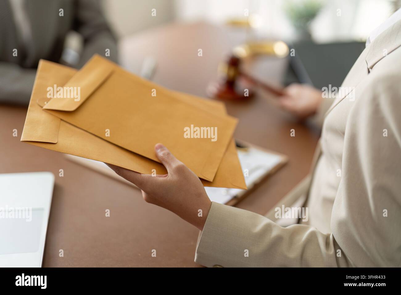 Consulente legale che consegna i documenti al cliente. Scambio legale riservato Foto Stock