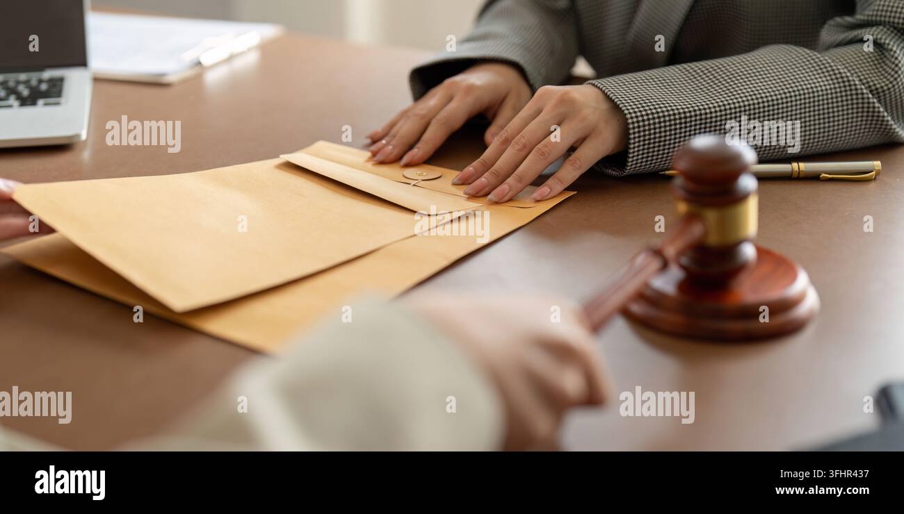 Avvocati che gestiscono documenti riservati in ufficio. Competenze e strategia legali Foto Stock