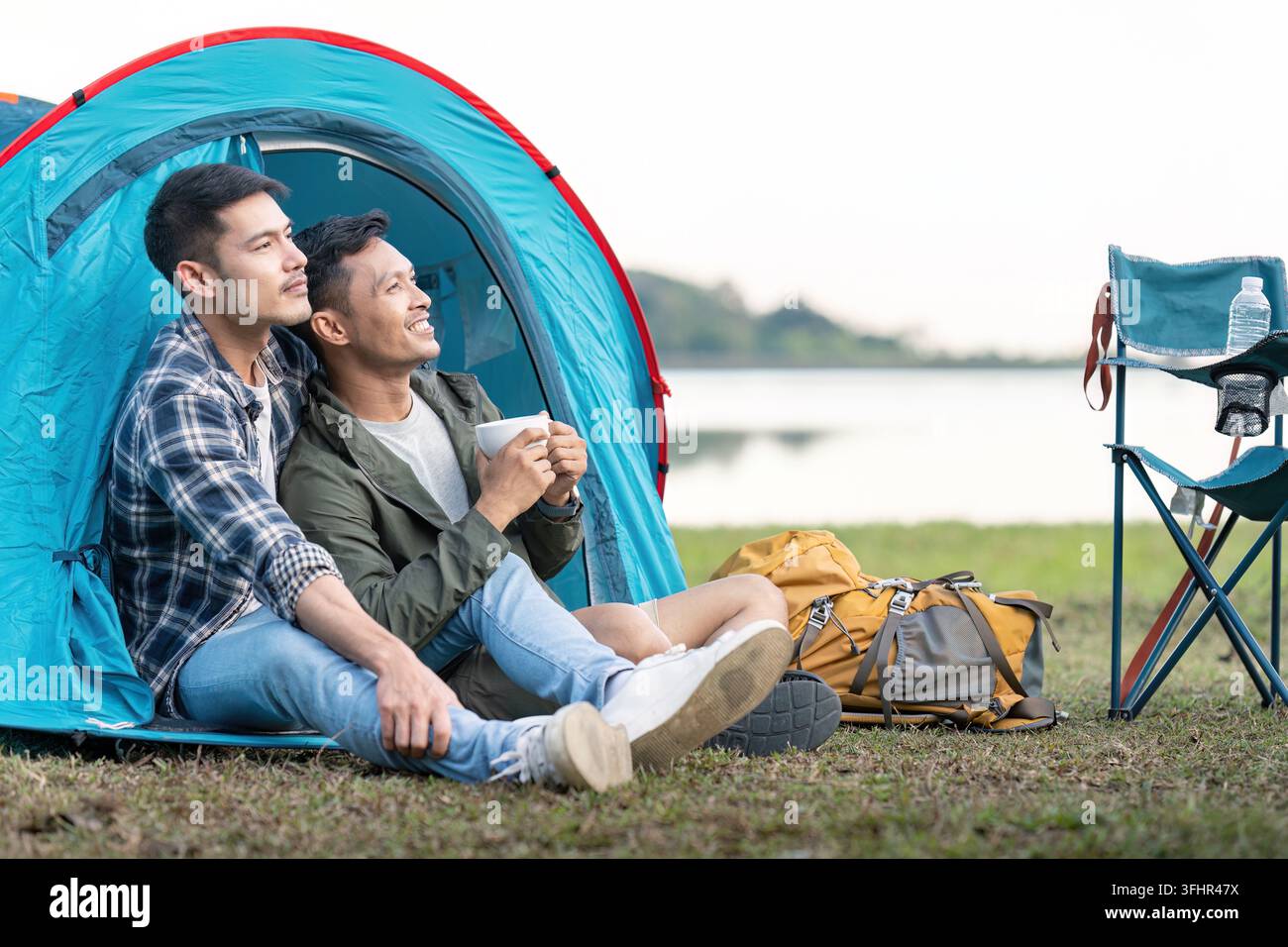 Momenti piacevoli di tranquillità all'interno della tenda per un viaggio in campeggio Foto Stock