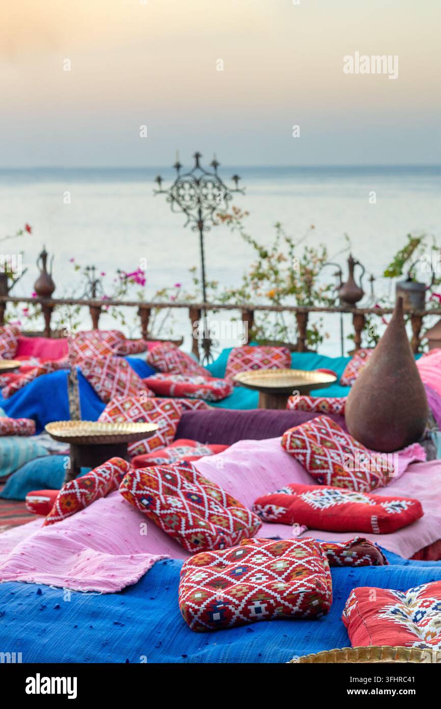 Caffè arabo orientale d'epoca. Luogo per rilassarsi sulla spiaggia di Ras Umm El Sid del Mar Rosso. Sharm El Sheikh, Egitto. Foto Stock