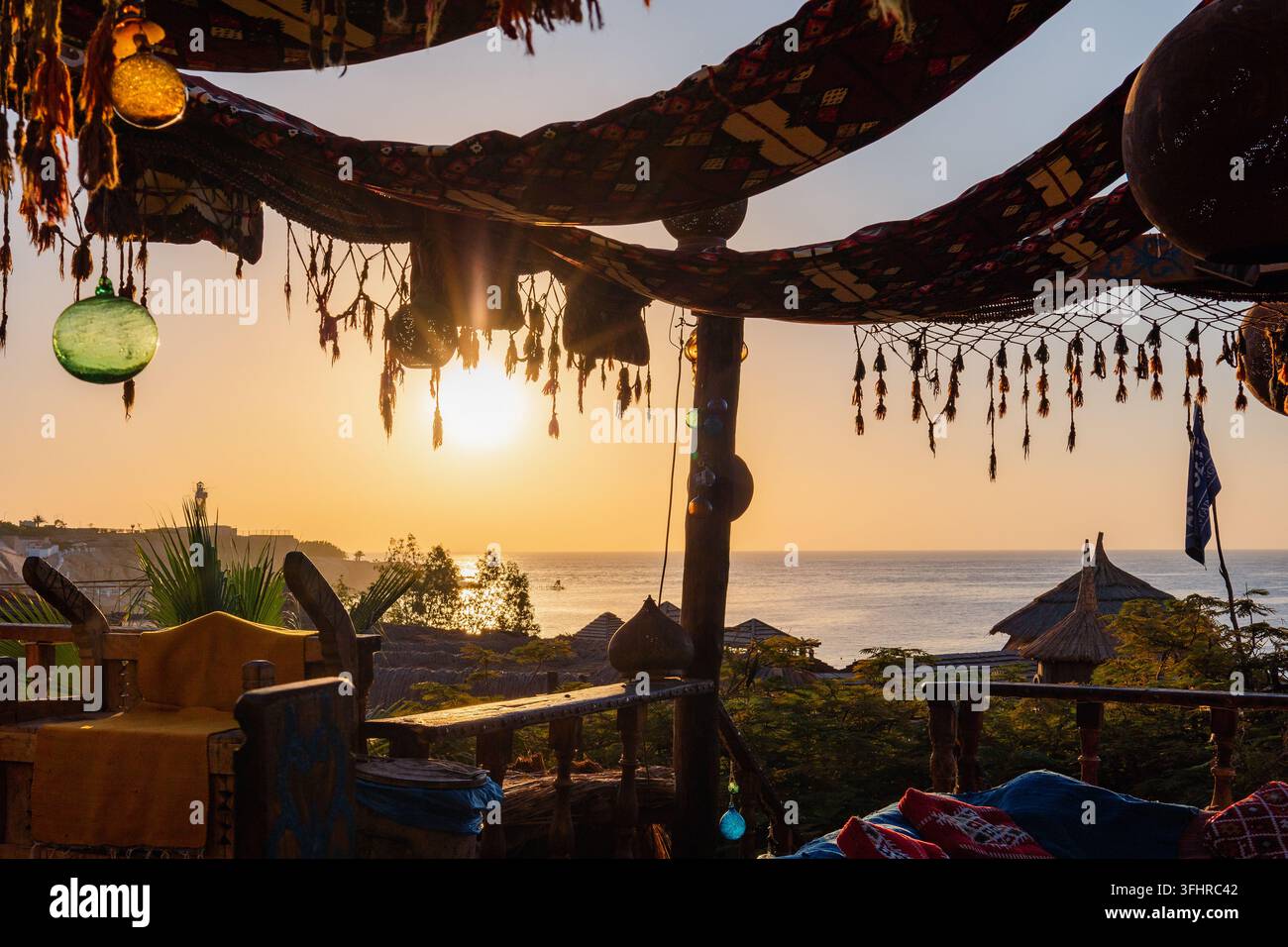 Caffè arabo orientale d'epoca. Luogo per rilassarsi sulla spiaggia di Ras Umm El Sid del Mar Rosso. Sharm El Sheikh, Egitto. Foto Stock