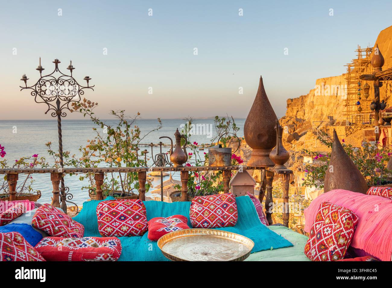 Caffè arabo orientale d'epoca. Luogo per rilassarsi sulla spiaggia di Ras Umm El Sid del Mar Rosso. Sharm El Sheikh, Egitto. Foto Stock