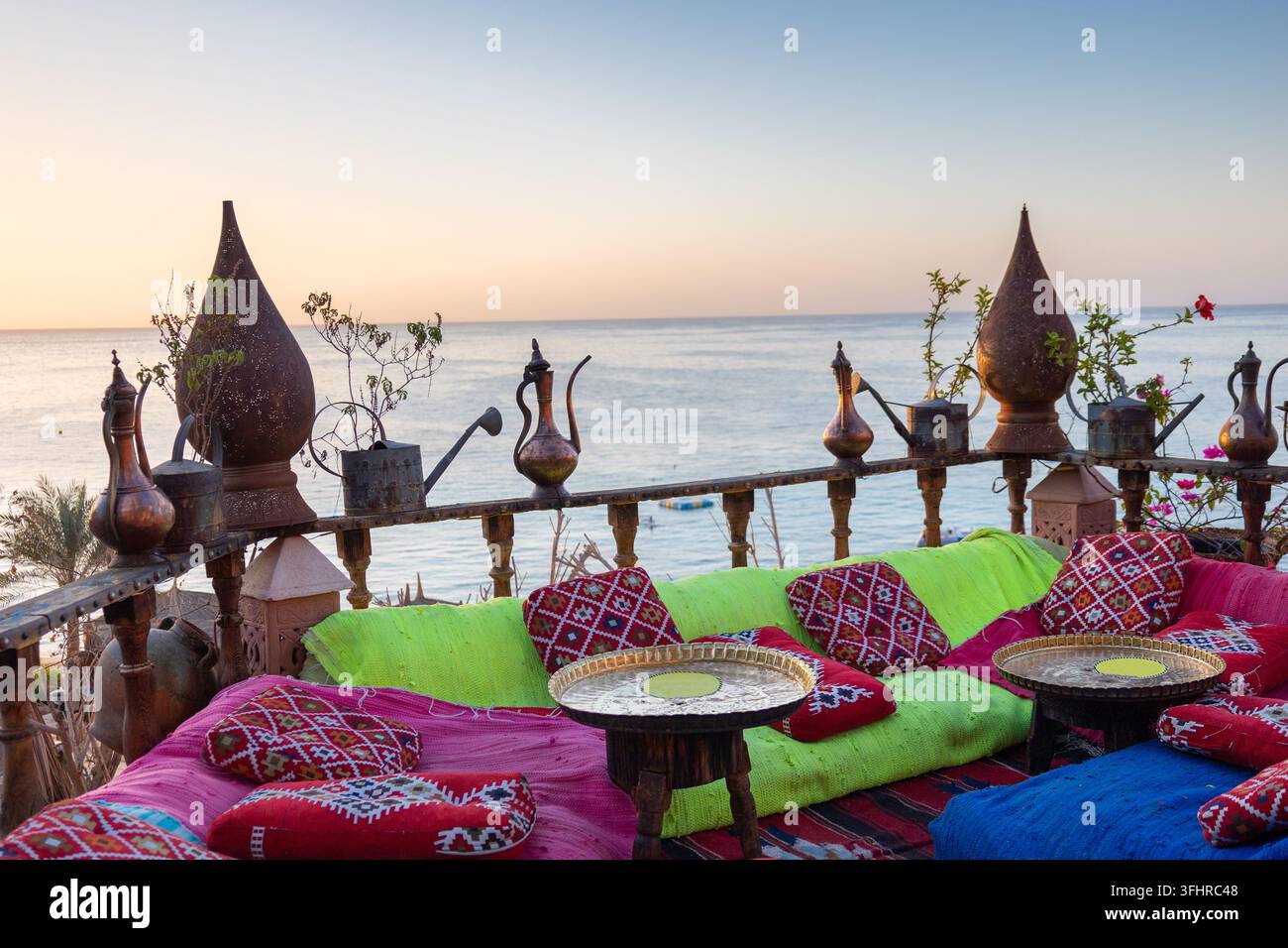 Caffè arabo orientale d'epoca. Luogo per rilassarsi sulla spiaggia di Ras Umm El Sid del Mar Rosso. Sharm El Sheikh, Egitto. Foto Stock