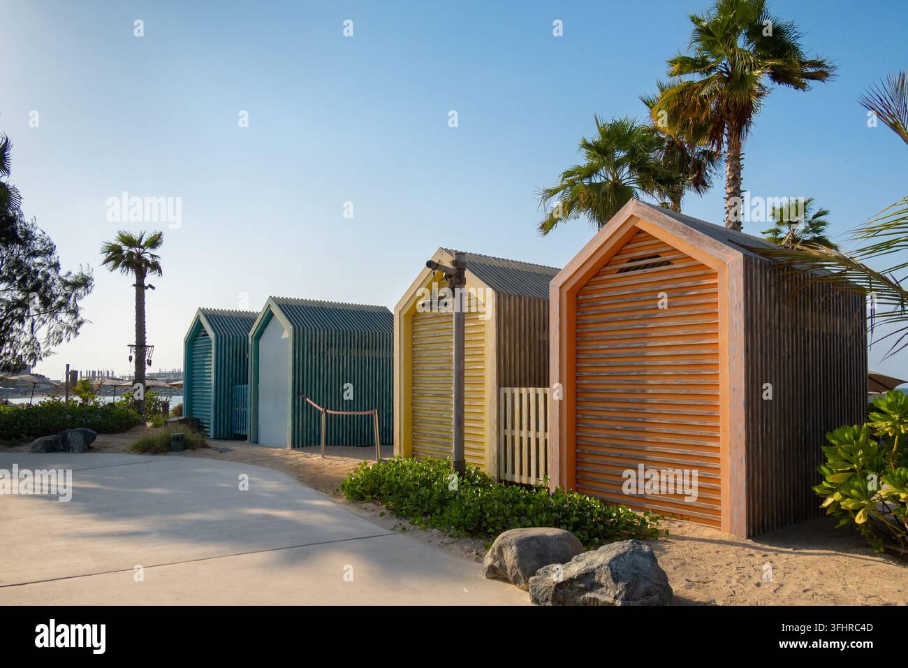 Case di legno colorate e luminose sulla spiaggia. Vacanze estive in capanne multicolore sulla spiaggia. Foto Stock