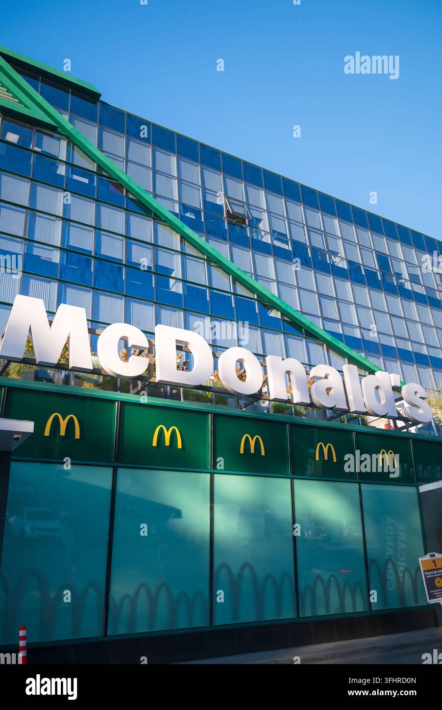 CHISINAU, MOLDOVA - 8 SETTEMBRE 2026: Vista esterna di un moderno edificio di ristorante veloce McDonald's con un grande cartello con il logo del marchio bianco. Foto Stock