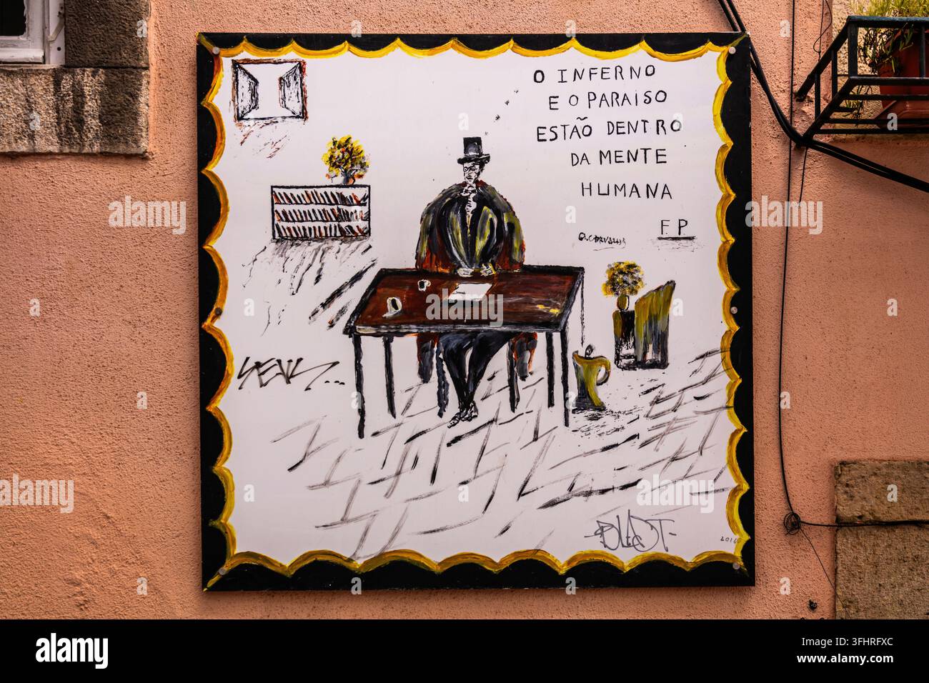 Arte di strada: Inferno e paradiso sono nella mente umana, in riferimento al poeta modernista portoghese Fernando Pessoa, Alfama, il quartiere più antico su un h Foto Stock