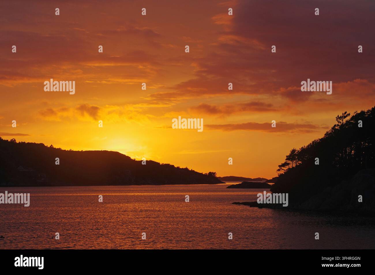 Un tramonto impressionante sul mare crea un'atmosfera calma, arancione-viola, Fjaellbacka, Vaestra Goetalands laen, Svezia Foto Stock