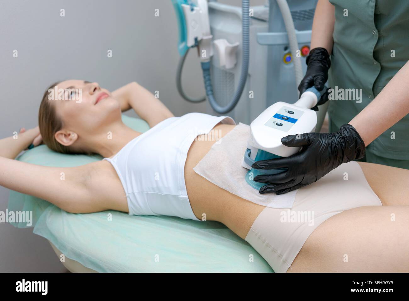 La giovane donna riceve il trattamento CryoliPolyse nel salone di bellezza. Scultura fantastica Foto Stock