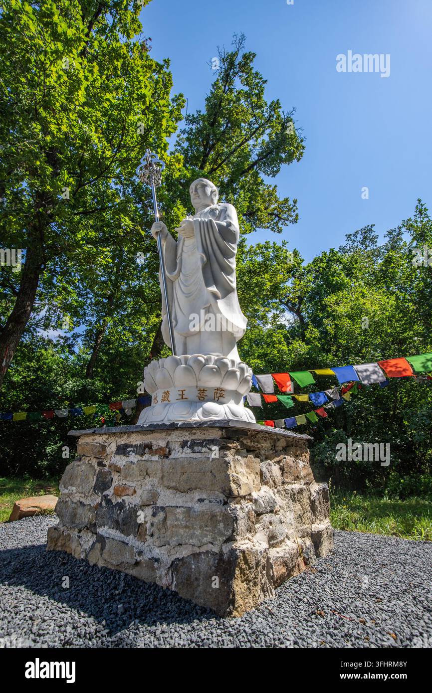 Parco e giardini in un tempio Krishna. Statua nel parco Krisna-völgy IKKB in Ungheria Foto Stock