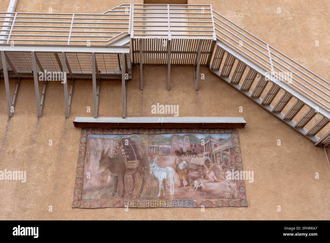 Muro esterno con murale a Burro Alley situato nel quartiere storico del centro di Santa Fe, New Mexico, USA, PER USO EDITORIALE SOLO Foto Stock