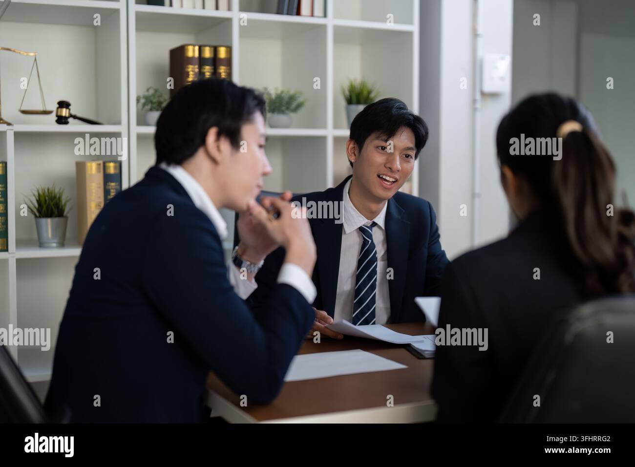 Impegno e strategia legale. Avvocati che collaborano a una discussione su un caso. Foto Stock