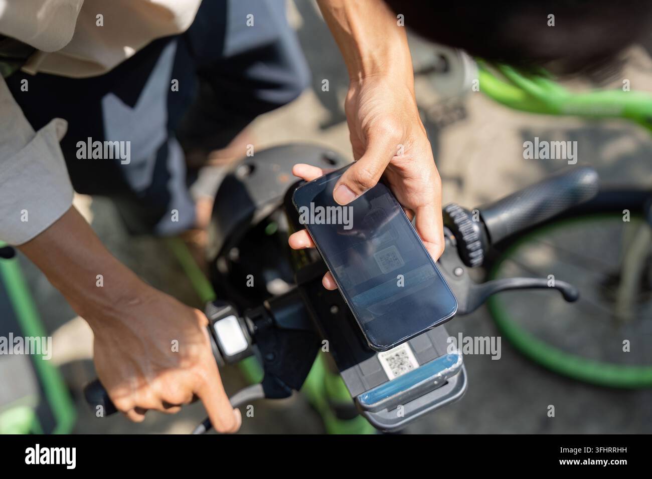 Accessibilità e soluzioni intelligenti per e-Bike. Un utente utilizza un'app per e-bike per un trasporto sostenibile direttamente dalla moto. Foto Stock