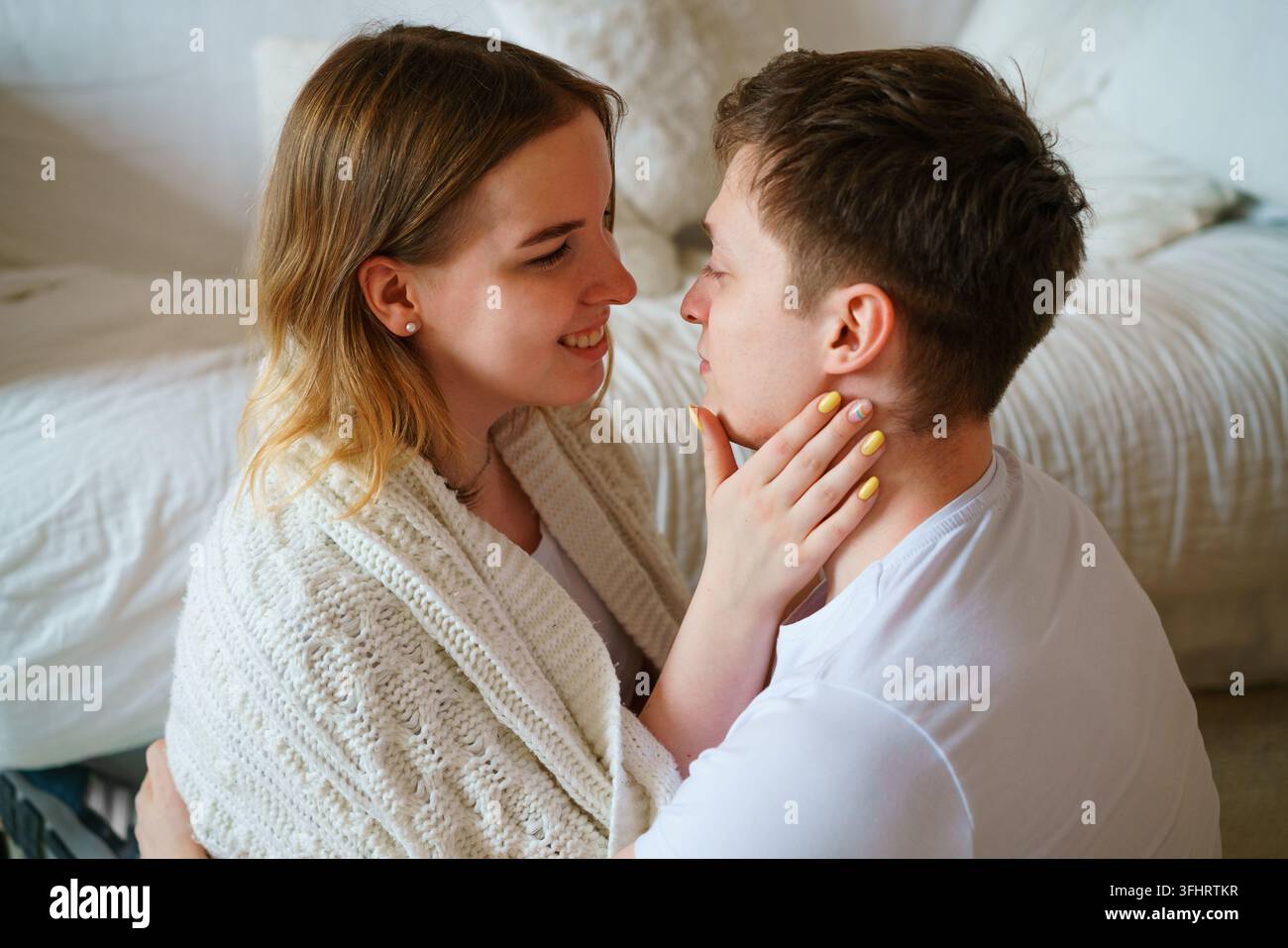 Coppia sposata felice di proprietari di casa millenials, ritratto scattato. Marito e moglie Foto Stock