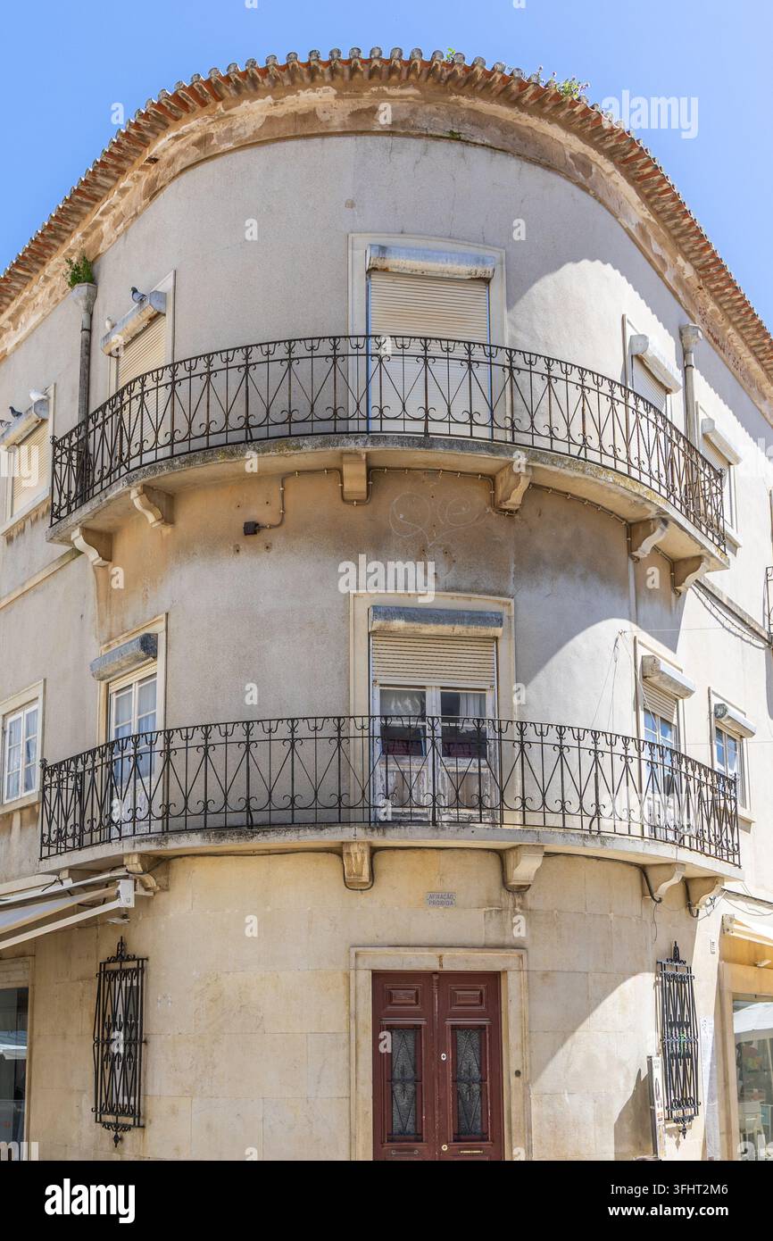 Strada storica con facciate bianche e vecchi edifici, gita in città a Lagos, Algarve, Portogallo Foto Stock