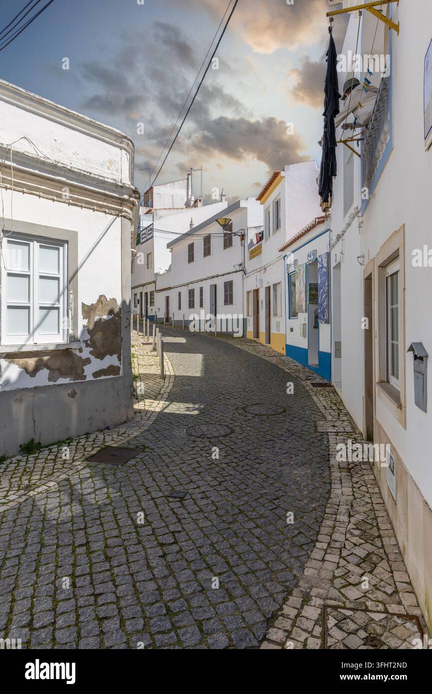 Strada storica con facciate bianche e vecchi edifici, gita in città a Lagos, Algarve, Portogallo Foto Stock