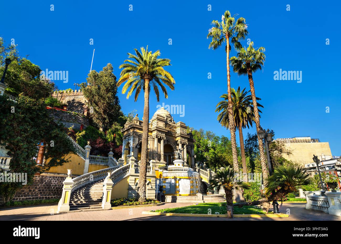La fontana ornata di Nettuno e le scale in pietra del parco Cerro Santa Lucia sotto un cielo azzurro limpido a Santiago, Cile. Foto Stock